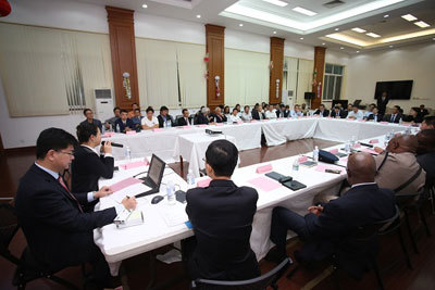 筑牢海外安全防線——駐牙買加使館舉辦領(lǐng)事保護四方聯(lián)席會議并開展經(jīng)濟貿(mào)易咨詢服務